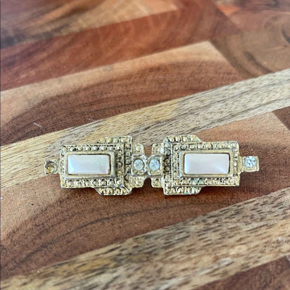 Vintage Elegant Gold and Cream Brooch